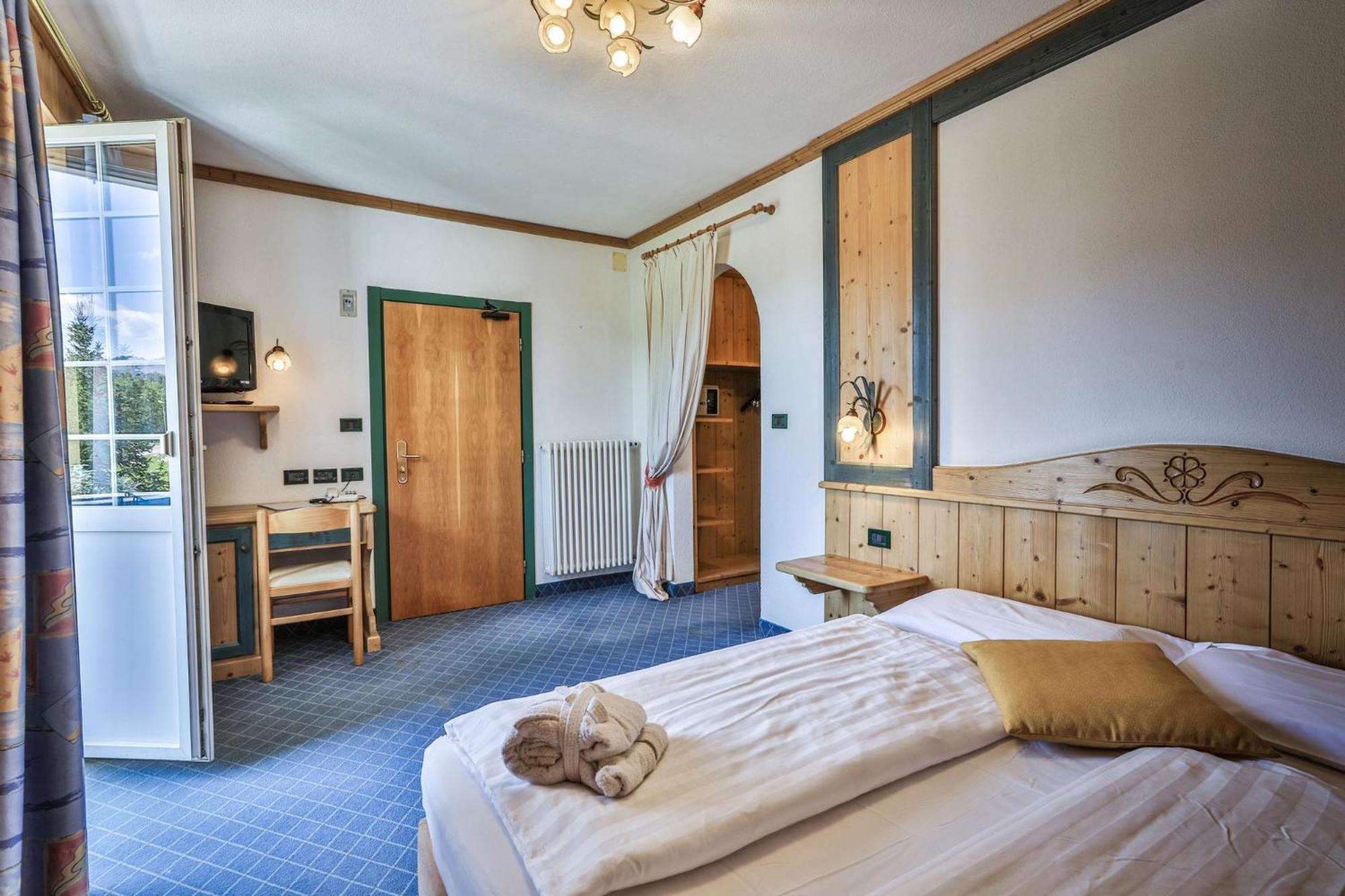 Mytime Hotels Savoy Vigo di Fassa Ruang foto
